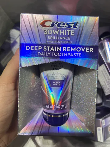 Kem đánh răng Crest 3D White Brilliance Deep Stain chứa thành phần làm trắng răng Ultra White, trọng lượng 2.1 oz (59 g).
