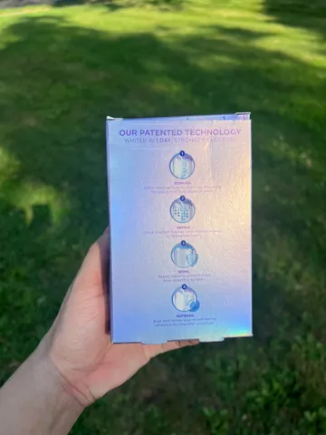 Kem đánh răng Crest 3D White Brilliance Deep Stain chứa thành phần làm trắng răng Ultra White, trọng lượng 2.1 oz (59 g).