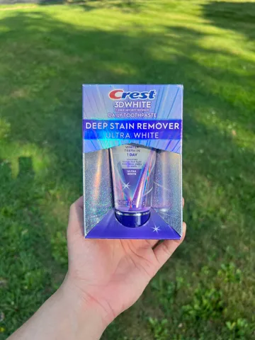 Kem đánh răng Crest 3D White Brilliance Deep Stain chứa thành phần làm trắng răng Ultra White, trọng lượng 2.1 oz (59 g).