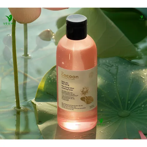 Combo Toner nước cân bằng da Sen Hậu Giang 310ml + Nước tẩy trang bí đao 500ml Cocoon thuần chay