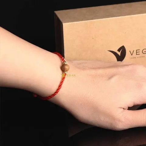 Vòng tay chỉ đỏ mix hạt trầm hương VEGAN mang lại may mắn, tài lộc