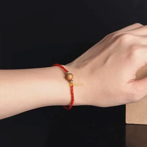Vòng tay chỉ đỏ mix hạt trầm hương VEGAN mang lại may mắn, tài lộc