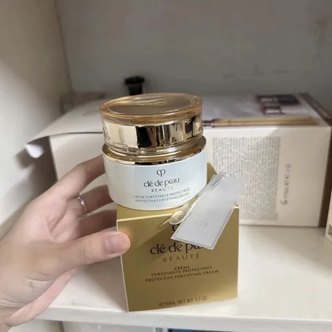 BỘ ĐÔI KEM DƯỠNG NGÀY – ĐÊM CLÉ DE PEAU BEAUTÉ
