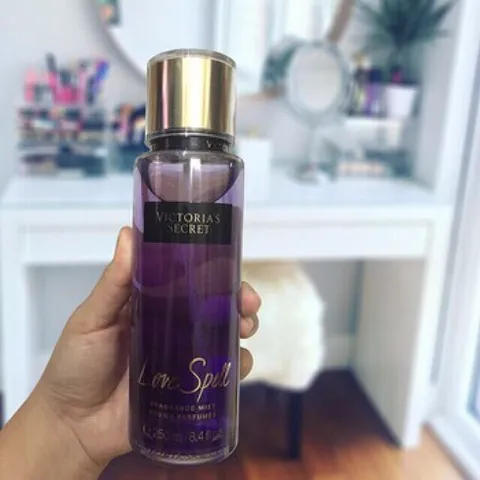 Xịt thơm toàn thân Victoria's Secret Love spell Romance 250 ml 792894