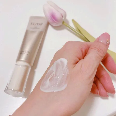 Kem Dưỡng Ngày Shiseido Elixir 35ml, Nó tích hợp 3 trong 1 gồm: sữa dưỡng ẩm, kem lót trang điểm và kem chống nắng bảo vệ da