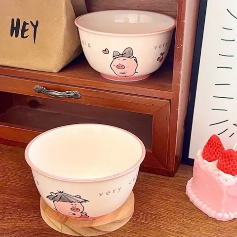 set đĩa kèm bát, thìa sứ và đũa họa tiết lợn hồng – siêu cute, nhìn là mê 💖