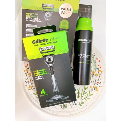 Set Dao Cạo Râu Gillette Labs Với Thanh Tẩy Tế Bào Chết, 4 Lưỡi Dao Nạp Lại Và 1 Chai Gel Cạo Râu [hộp hơi móp]