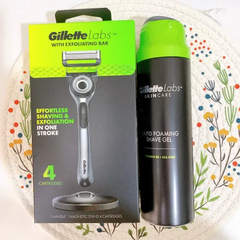 Set Dao Cạo Râu Gillette Labs Với Thanh Tẩy Tế Bào Chết, 4 Lưỡi Dao Nạp Lại Và 1 Chai Gel Cạo Râu [hộp hơi móp]
