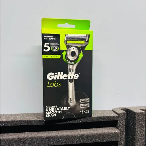 Dao cạo râu Gillette Labs 5 lưỡi kèm thanh tẩy tế bào chết dành cho nam