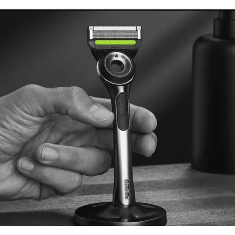 Dao cạo râu Gillette Labs 5 lưỡi kèm thanh tẩy tế bào chết dành cho nam