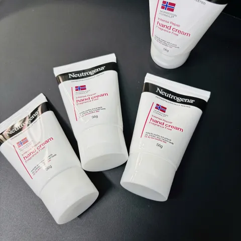 Kem dưỡng da tay chuyên dành cho da khô, nứt nẻ Neutrogena Hand Cream Fragrance Free 56g