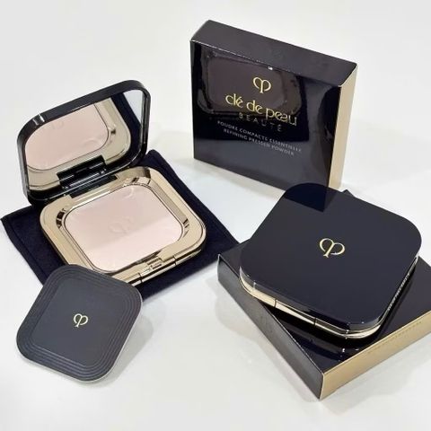 Phấn Phủ Nén Clé de Peau Beauté – Hoàn Thiện Lớp Nền Mỏng Nhẹ Giữ Nền Lâu Trôi, Da Mịn Màng