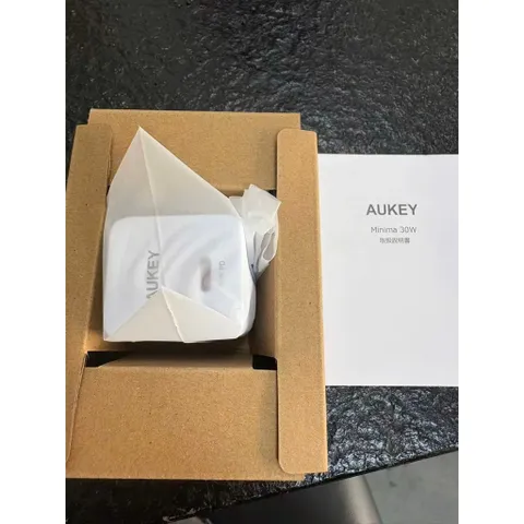 Củ sạc Aukey PA-Y30s công nghệ Power Delivery 30W sạc nhanh nhỏ gọn và an toàn