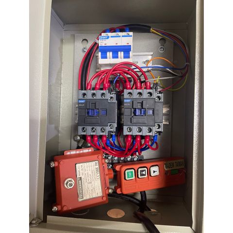 ✅ Tủ điện đảo chiều động cơ 3P, sử dụng điều khiển từ xa, có Bảo vệ mất pha,chống đảo pha, rơ le Nhiệt