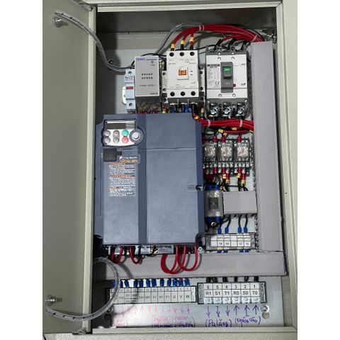 ✅ Tủ điện đảo chiều động cơ 3P, sử dụng điều khiển từ xa, có Bảo vệ mất pha,chống đảo pha, rơ le Nhiệt