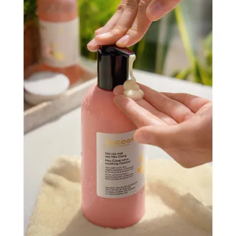 Sữa rửa mặt sen Hậu Giang Cocoon 310ml Cấp ẩm cân bằng hệ vi sinh