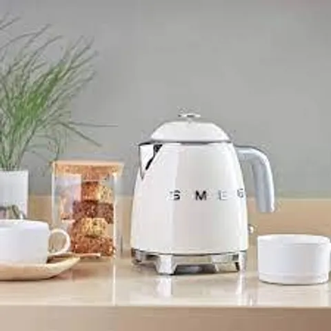 ẤM SIÊU TỐC SMEG MINI KLF05WHEU