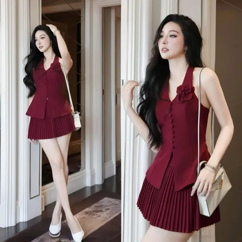 Set áo yếm đính bông cổ kèm chân váy xếp ly