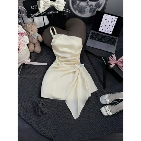 Đầm Satin nhún xếp eo dáng A vạt rũ kèm charm gài hot