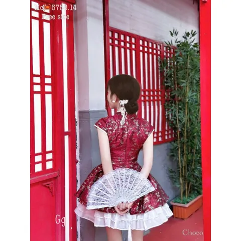 Đầm gấm đỏ cổ tàu thanh lịch