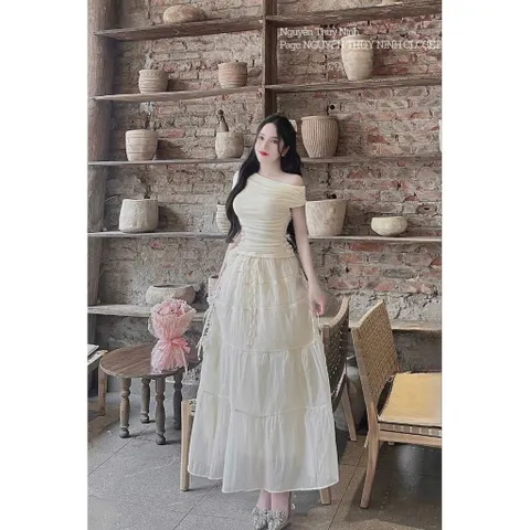 Set thiết kế áo bẹt vai nhún eo tăm tàu kèm chân váy voan maxi tầng đính dây