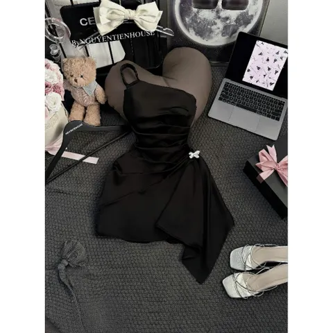 Đầm Satin nhún xếp eo dáng A vạt rũ kèm charm gài hot