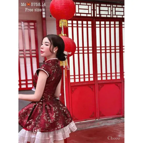 Đầm gấm đỏ cổ tàu thanh lịch