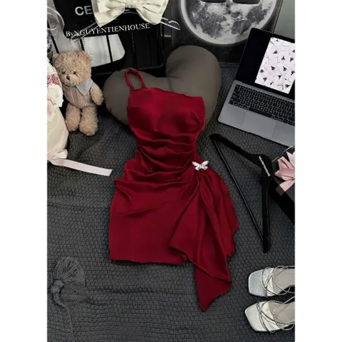 Đầm Satin nhún xếp eo dáng A vạt rũ kèm charm gài hot