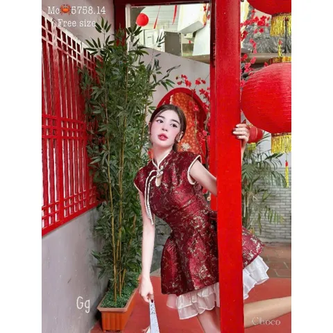 Đầm gấm đỏ cổ tàu thanh lịch