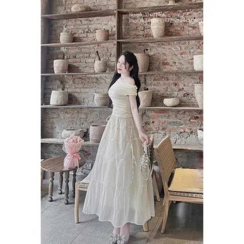 Set thiết kế áo bẹt vai nhún eo tăm tàu kèm chân váy voan maxi tầng đính dây