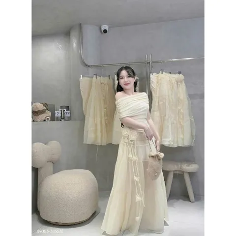 Set thiết kế áo bẹt vai nhún eo tăm tàu kèm chân váy voan maxi tầng đính dây