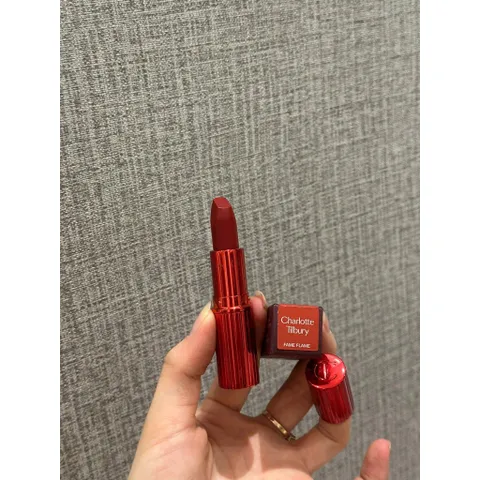 Charlotte Tilbury - Son Thỏi Lì Màu Fame Flame Charlotte Tilbury Matte Revolution Fame Flame 3.5g