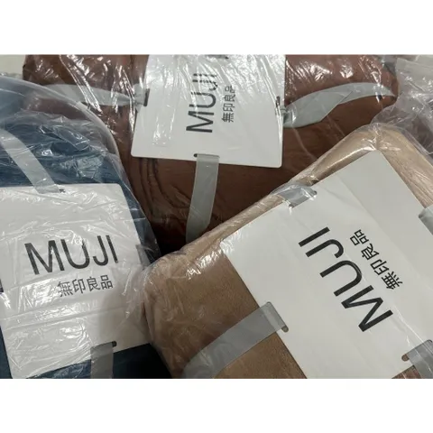 Muji 2m*2m3 Đặc điểm: Chăn mền có chất liệu mềm mại, giữ ấm tốt