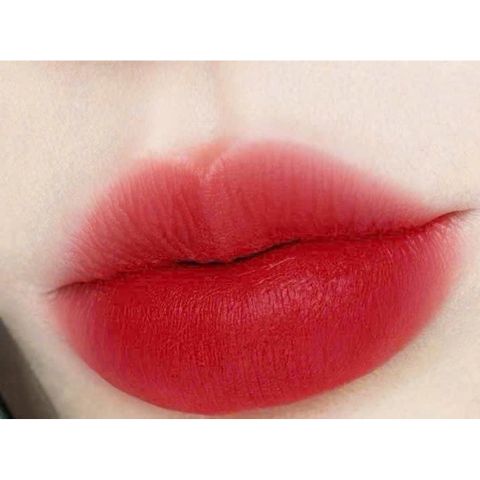 ( Red Ribbon tách sét ) Màu sắc: Sắc đỏ rực rỡ, được mô tả là đỏ nhung hoặc đỏ cam (nghiêng về đỏ nhiều hơn cam)