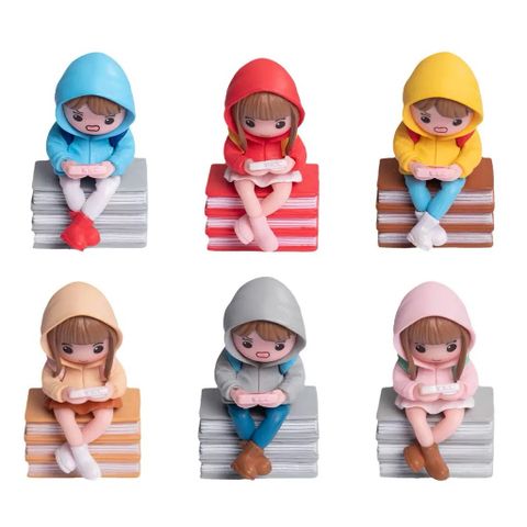 Mô hình cô bé cậu bé chơi game siêu cute trang trí bàn học,bàn làm việc,taplo,tiểu cảnh kích thước 5.6*3.2 cm