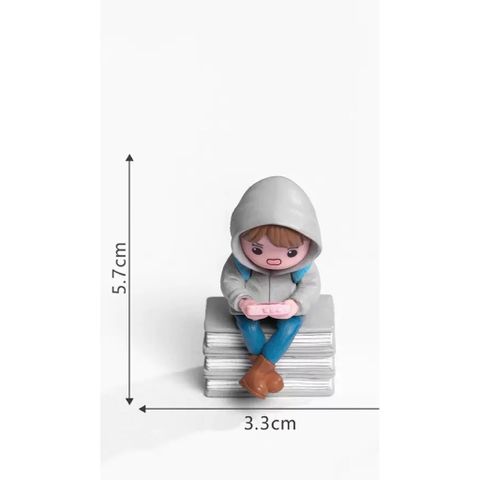 Mô hình cô bé cậu bé chơi game siêu cute trang trí bàn học,bàn làm việc,taplo,tiểu cảnh kích thước 5.6*3.2 cm