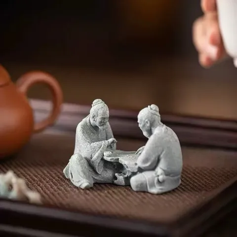 Tượng hai ông lão đánh cờ đá sa thạch kích thước 5.5*9,5 cm- deco tiểu cảnh,hòn non bộ,bể cá,bàn trà…