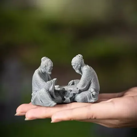 Tượng hai ông lão đánh cờ đá sa thạch kích thước 5.5*9,5 cm- deco tiểu cảnh,hòn non bộ,bể cá,bàn trà…