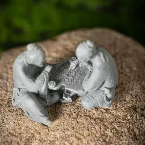 Tượng hai ông lão đánh cờ đá sa thạch kích thước 5.5*9,5 cm- deco tiểu cảnh,hòn non bộ,bể cá,bàn trà…