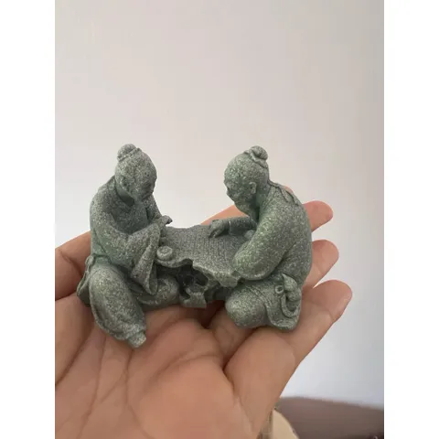 Tượng hai ông lão đánh cờ đá sa thạch kích thước 5.5*9,5 cm- deco tiểu cảnh,hòn non bộ,bể cá,bàn trà…
