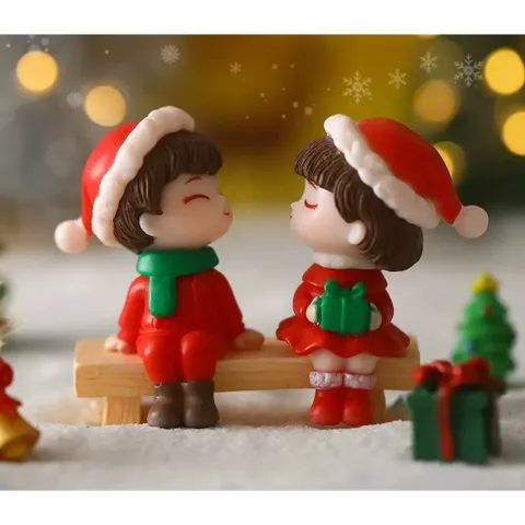 Cặp đôi mặc trang phục noel bằng nhựa trang trí phòng cute kích thước 5.6*3,3cm