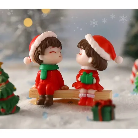 Cặp đôi mặc trang phục noel bằng nhựa trang trí phòng cute kích thước 5.6*3,3cm