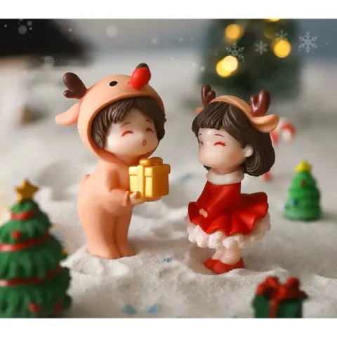 Cặp đôi mặc trang phục noel bằng nhựa trang trí phòng cute kích thước 5.6*3,3cm