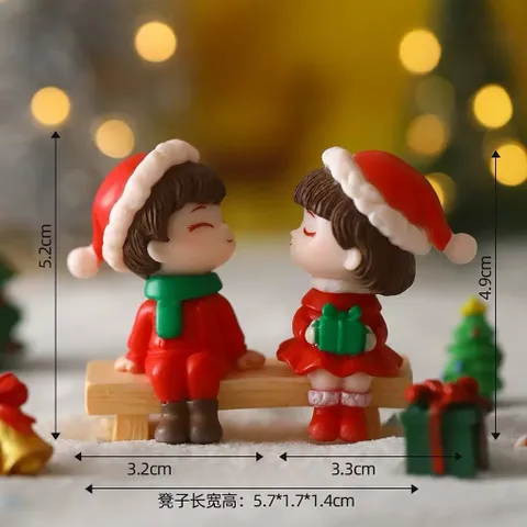 Cặp đôi mặc trang phục noel bằng nhựa trang trí phòng cute kích thước 5.6*3,3cm