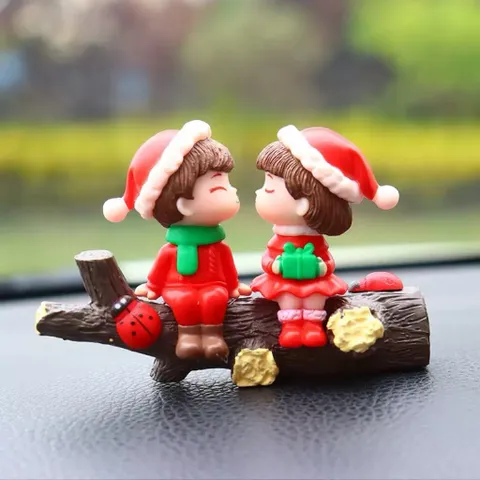 Cặp đôi mặc trang phục noel bằng nhựa trang trí phòng cute kích thước 5.6*3,3cm