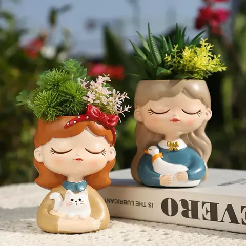chậu cô gái dễ thương Bằng Resin Cao Cấp thương hiệu Roogo – Decor Bàn Làm Việc ,trang trí,làm quà tặng… kt 11*7,5 cm