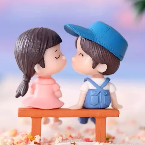 Mô hình cặp đôi ngồi ghế hôn nhau mini cute – Trang trí tiểu cảnh, quà tặng lãng mạn