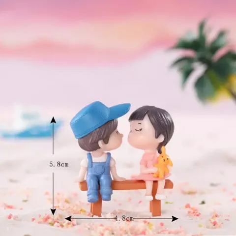 Mô hình cặp đôi ngồi ghế hôn nhau mini cute – Trang trí tiểu cảnh, quà tặng lãng mạn