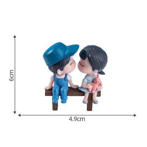 Mô hình cặp đôi ngồi ghế hôn nhau mini cute – Trang trí tiểu cảnh, quà tặng lãng mạn