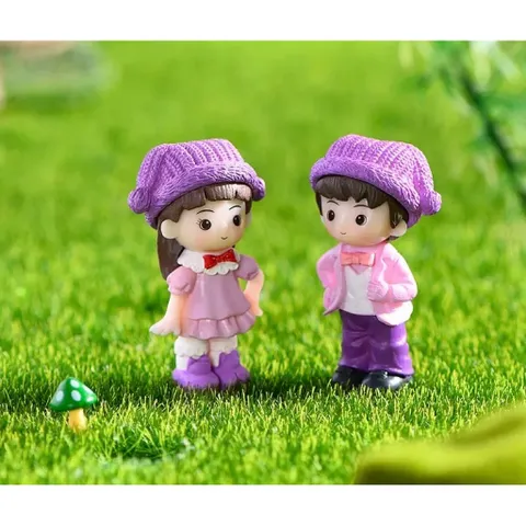 Mô hình cặp đôi đội mũ len dễ thương - trang trí tiểu cảnh,bàn học,taplo ô tô kích thước 5,1 *3 cm